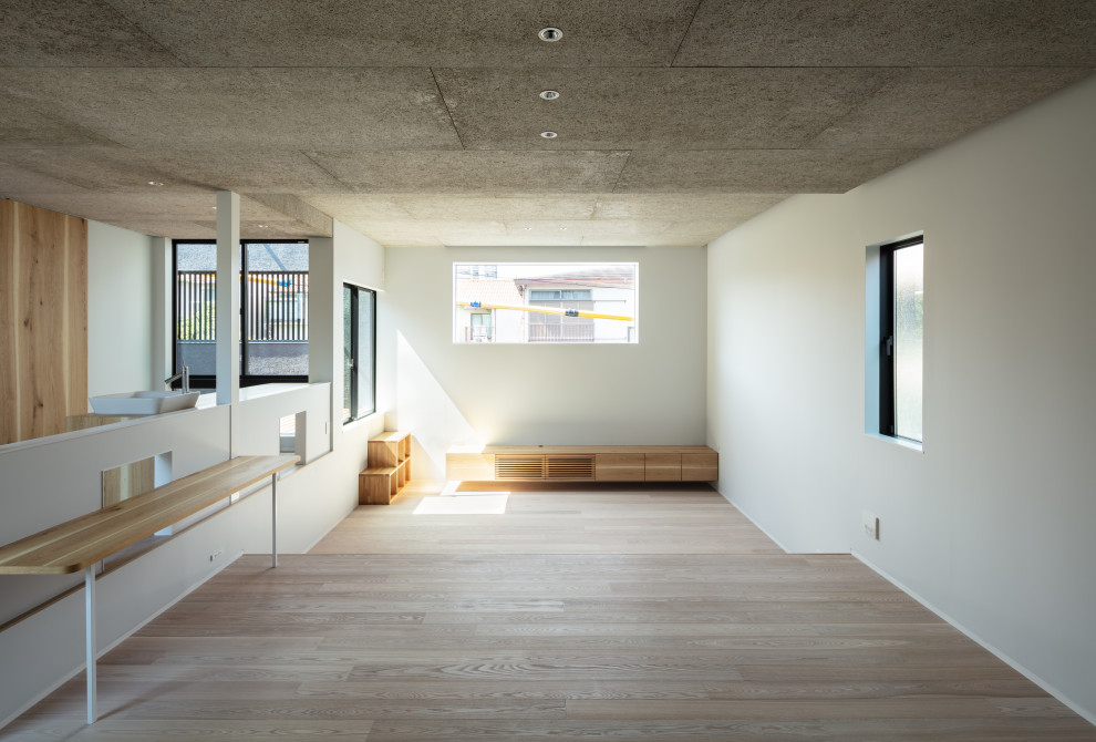 Inspiration for a modern living room in Osaka.