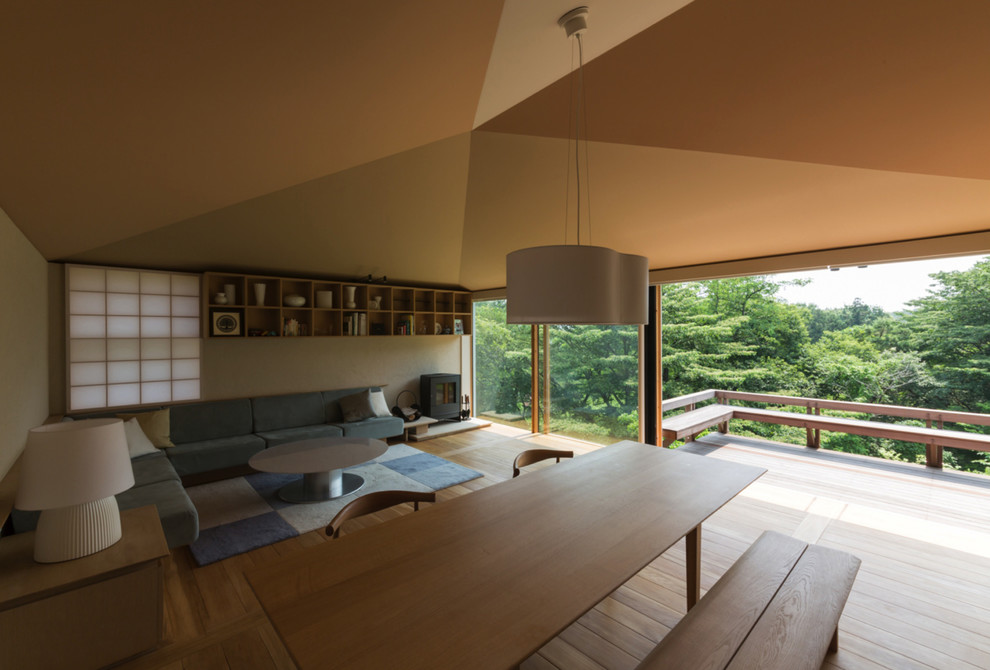Example of a zen living room design in Yokohama