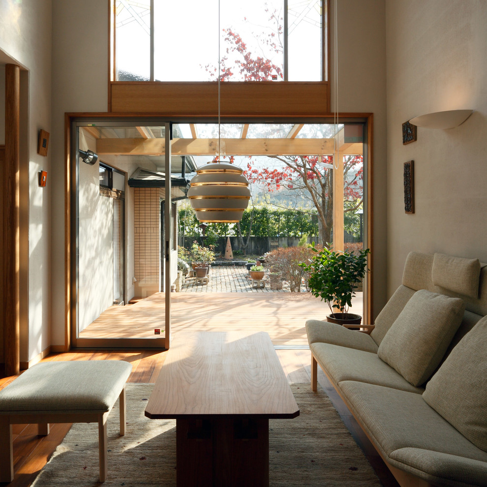 Ejemplo de salón moderno con suelo de madera en tonos medios