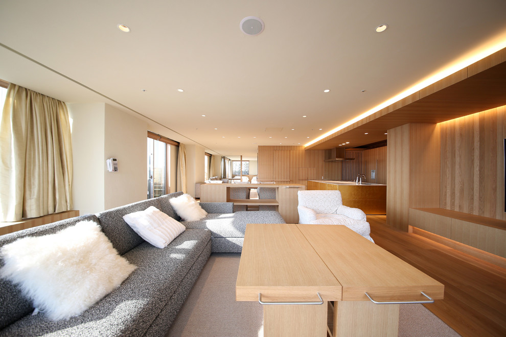 Offenes Modernes Wohnzimmer ohne Kamin mit beiger Wandfarbe und braunem Boden in Tokio Peripherie