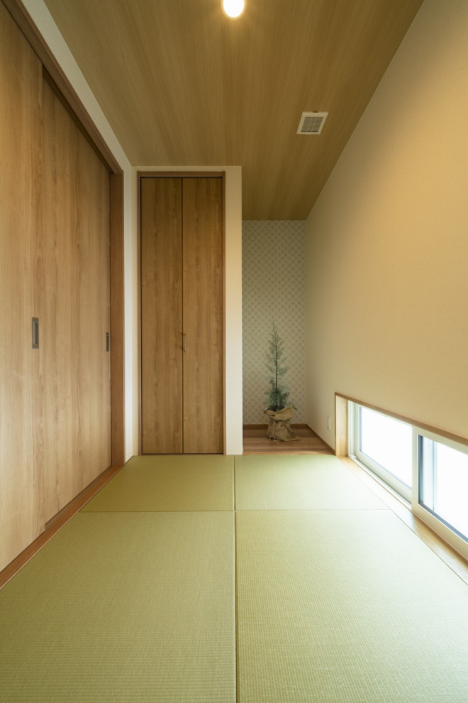 Idee per un soggiorno moderno di medie dimensioni e chiuso con sala formale, pareti bianche, pavimento in tatami, nessun camino, TV autoportante e pavimento verde
