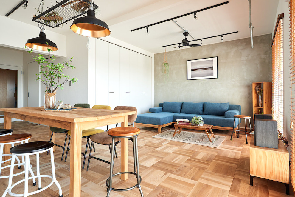 Imagen de salón rústico con paredes grises, suelo de madera en tonos medios y suelo beige