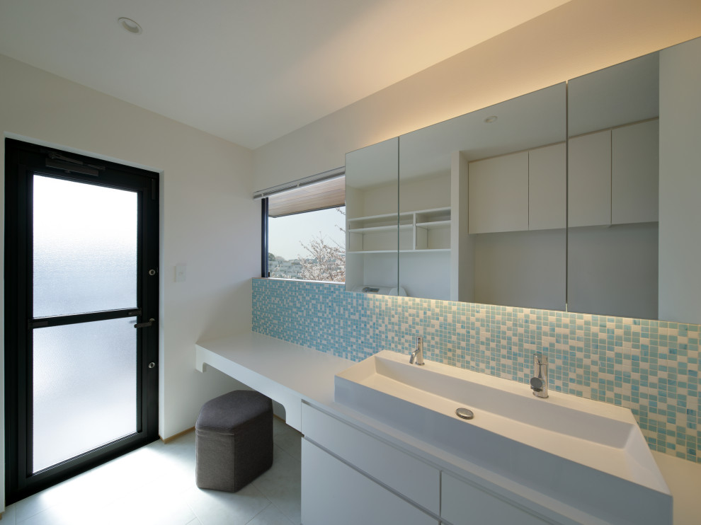 Mittelgroßes, Offenes Modernes Wohnzimmer ohne Kamin mit Hausbar, weißer Wandfarbe, braunem Holzboden, freistehendem TV und braunem Boden in Fukuoka