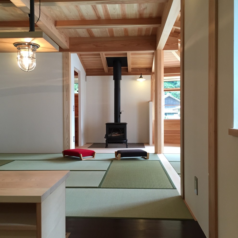 Asiatisches Wohnzimmer mit Tatami-Boden, Kaminofen und verputzter Kaminumrandung in Sonstige