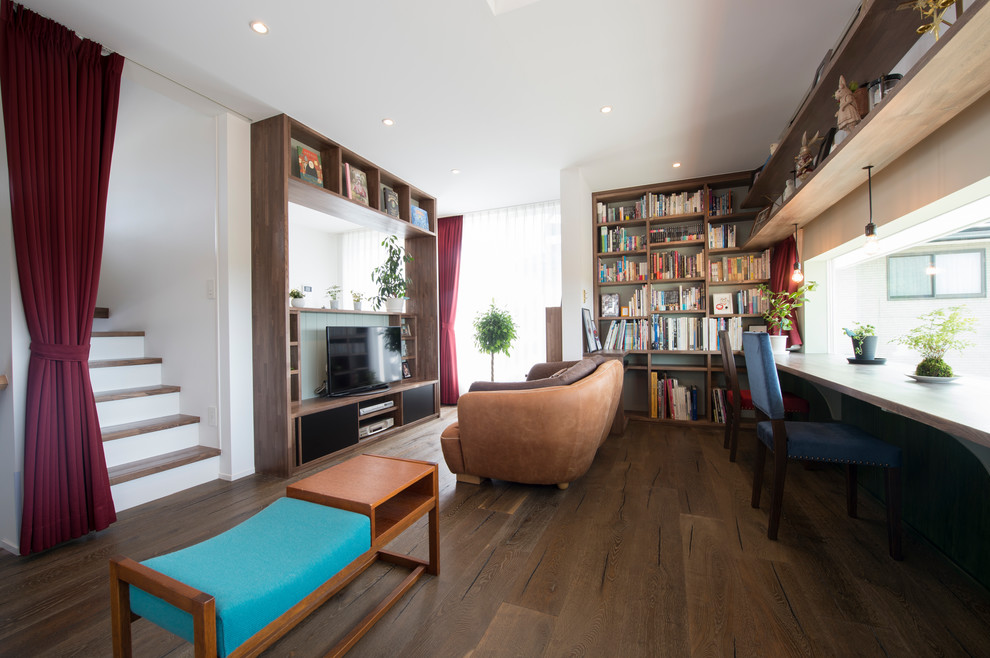 Immagine di un piccolo soggiorno moderno aperto con libreria, parquet scuro, nessun camino, TV autoportante e pavimento marrone