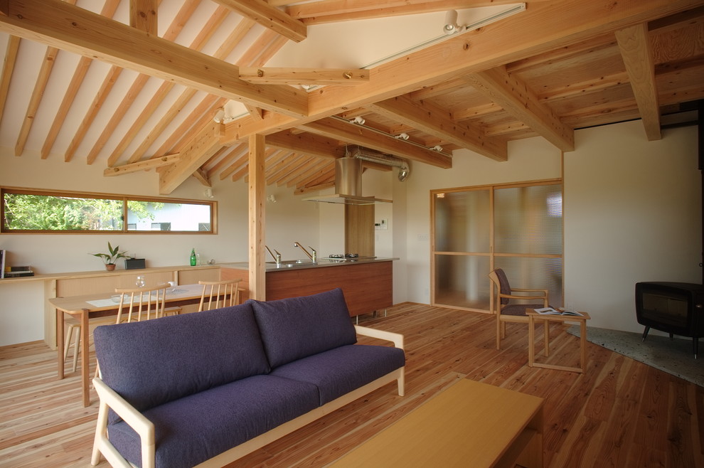 Exemple d'un salon chic ouvert avec un mur blanc, un sol en bois brun et aucun téléviseur.
