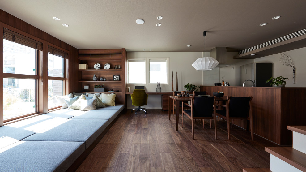 Asiatisches Wohnzimmer mit weißer Wandfarbe, dunklem Holzboden und braunem Boden in Tokio