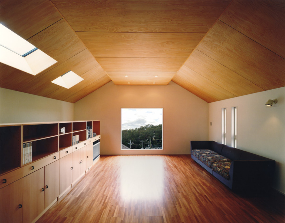 На фото: открытая гостиная комната среднего размера в стиле модернизм с белыми стенами, паркетным полом среднего тона, коричневым полом и деревянным потолком с