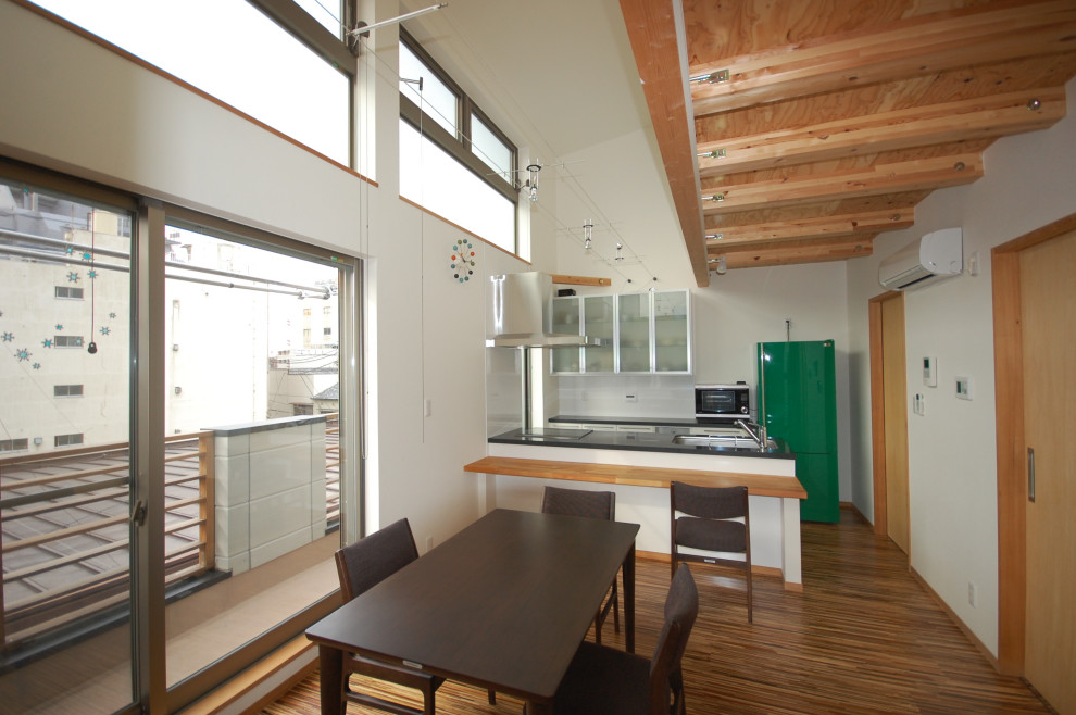 Immagine di un piccolo soggiorno moderno aperto con parquet chiaro