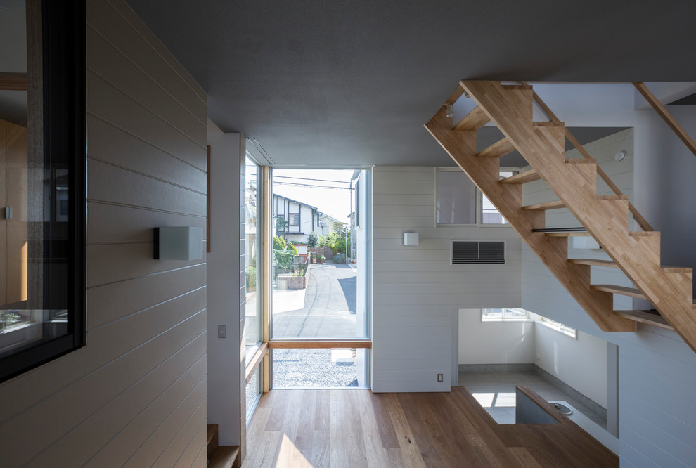Ispirazione per un soggiorno nordico di medie dimensioni e aperto con pareti bianche, pavimento in compensato e pavimento beige