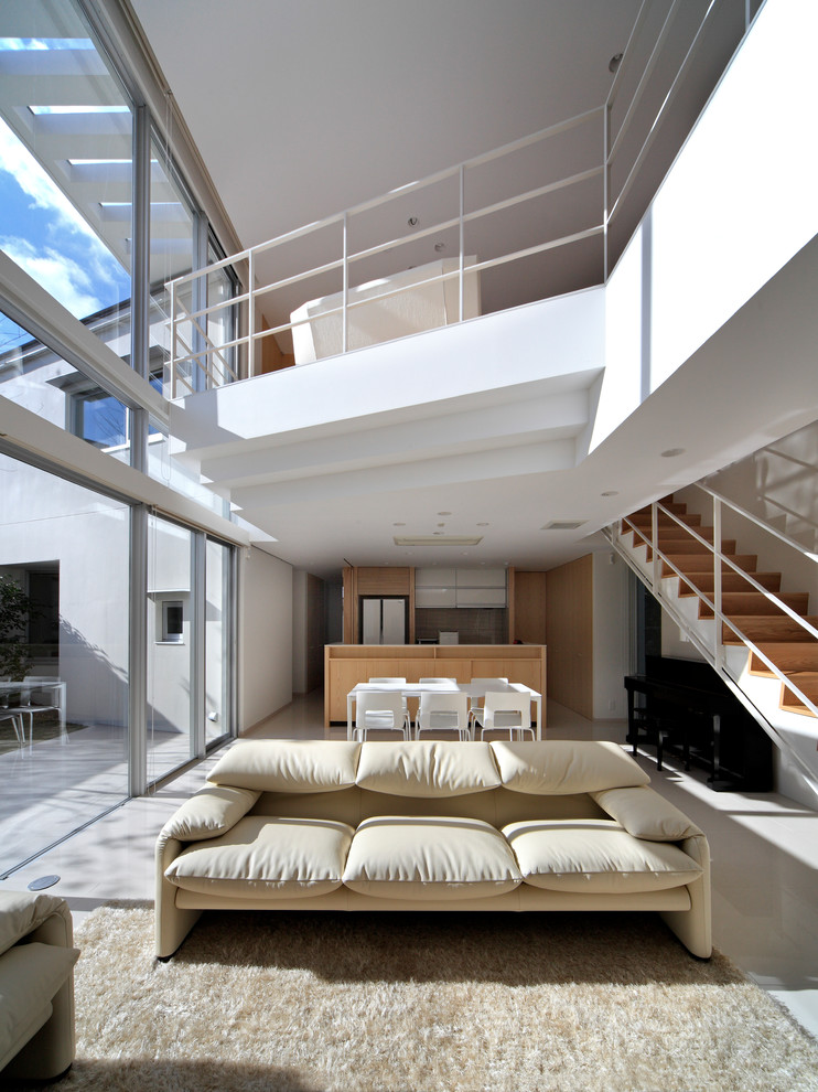 Foto di un soggiorno minimal aperto con angolo bar, pareti bianche, pavimento con piastrelle in ceramica e pavimento bianco
