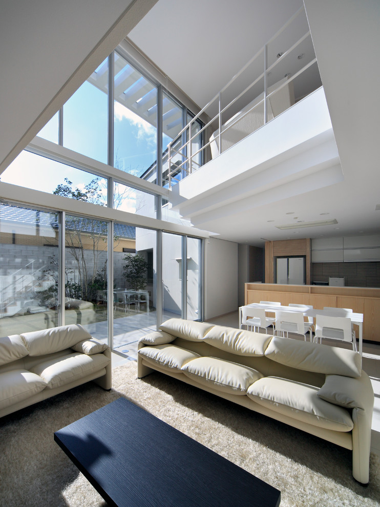 Offenes Wohnzimmer mit Hausbar, weißer Wandfarbe, Keramikboden und weißem Boden in Osaka