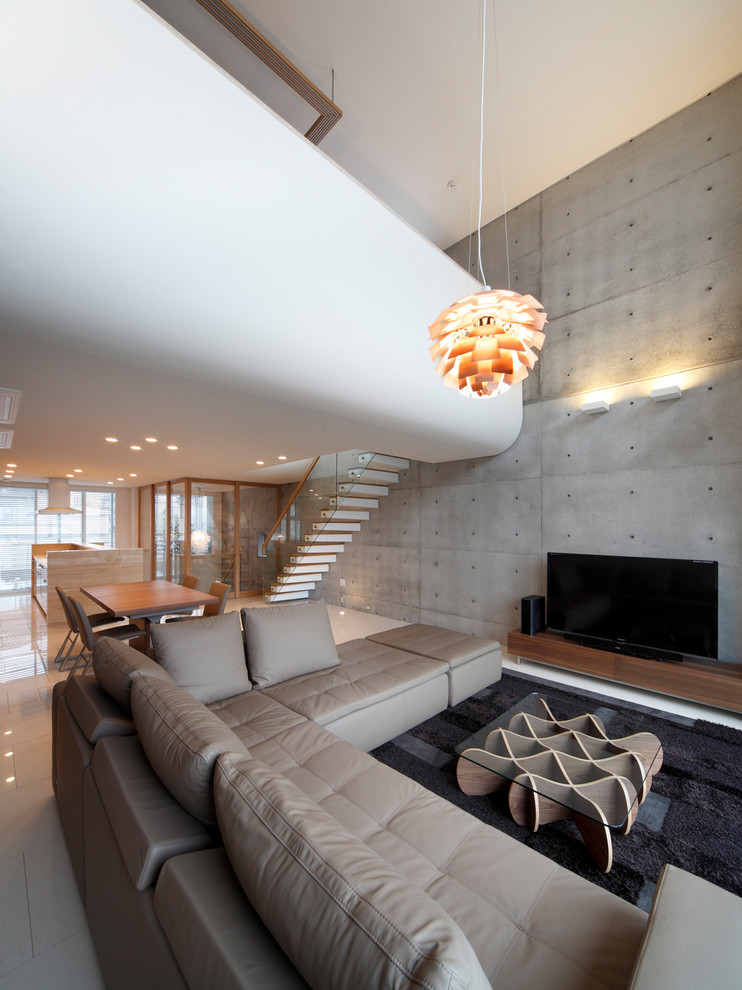 Идея дизайна: большая парадная, открытая гостиная комната в современном стиле с серыми стенами, деревянным полом, отдельно стоящим телевизором и белым полом без камина