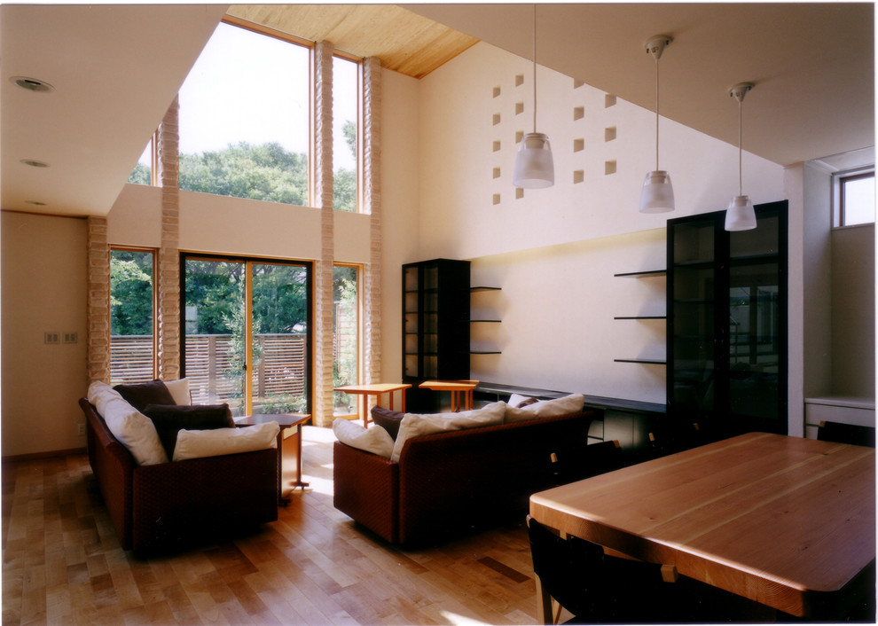 Пример оригинального дизайна: открытая гостиная комната в стиле модернизм с светлым паркетным полом и коричневым полом