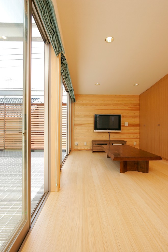 Idéer för ett modernt allrum med öppen planlösning, med bruna väggar, bambugolv och beiget golv