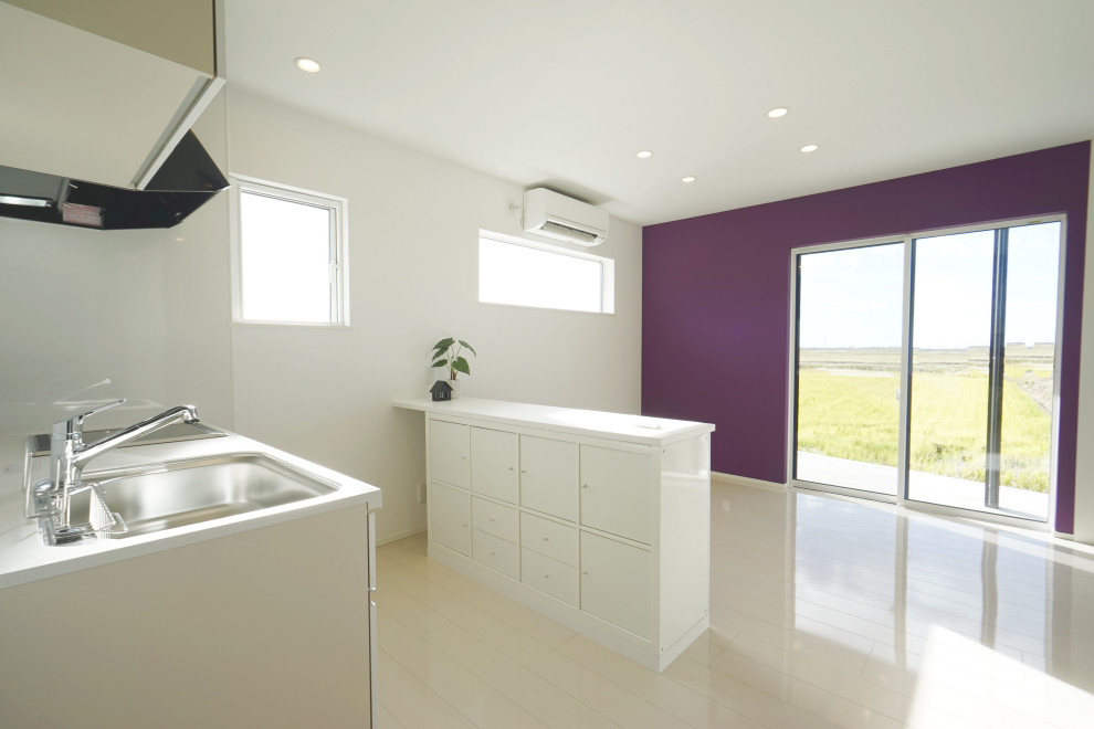 Idées déco pour un salon de taille moyenne et ouvert avec un mur violet, un téléviseur indépendant, un sol blanc, un plafond en papier peint et du papier peint.