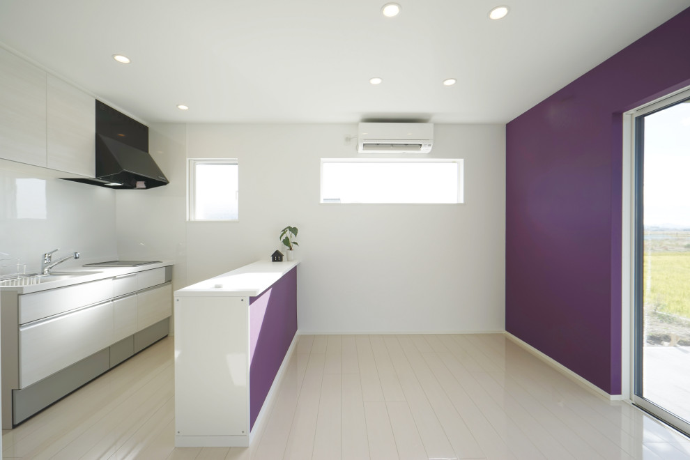 Exemple d'un salon de taille moyenne et ouvert avec un mur violet, un téléviseur indépendant, un sol blanc, un plafond en papier peint et du papier peint.