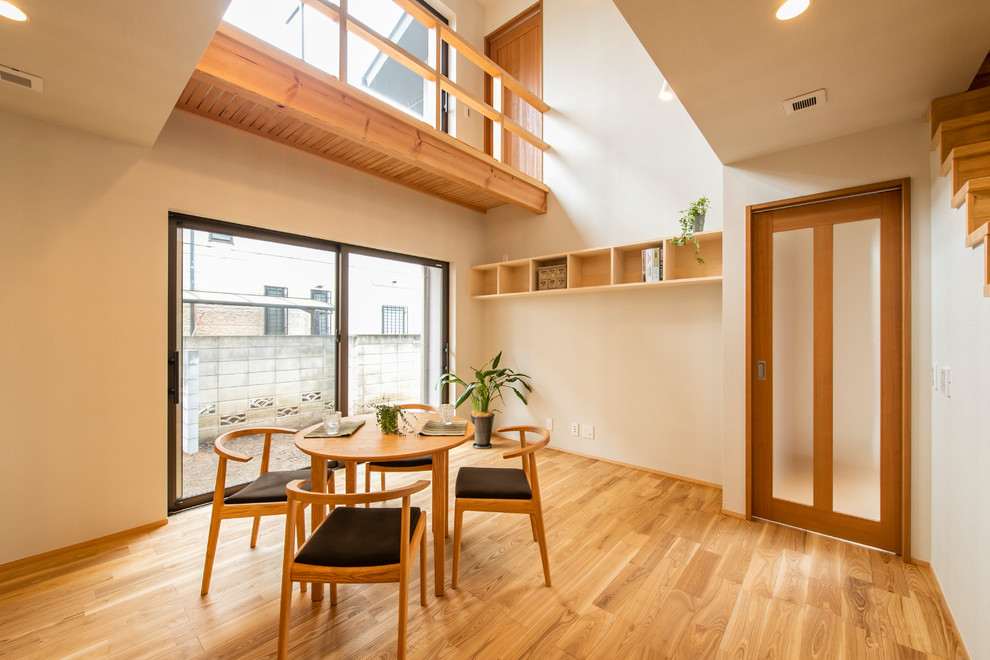 Asiatisches Wohnzimmer mit weißer Wandfarbe, braunem Holzboden und braunem Boden in Tokio