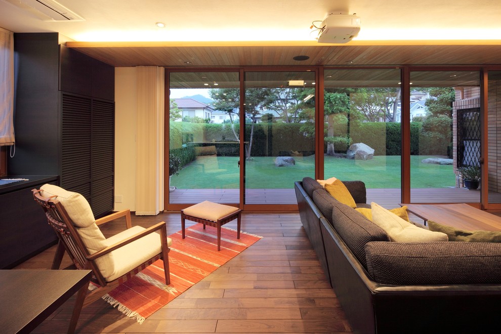 Idee per un soggiorno minimalista con pavimento in legno massello medio, pareti beige e nessun camino