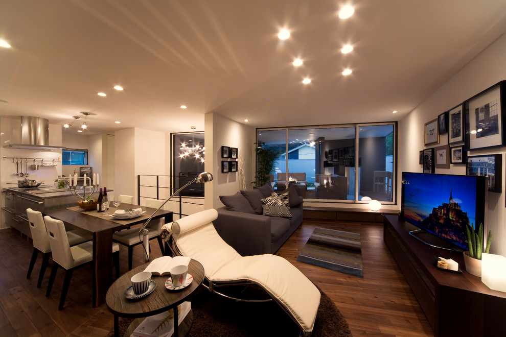 Идея дизайна: гостиная комната в стиле модернизм с белыми стенами и паркетным полом среднего тона