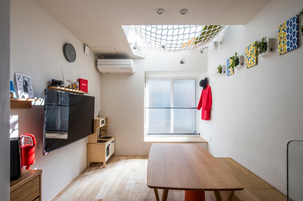 Источник вдохновения для домашнего уюта: маленькая открытая гостиная комната в стиле модернизм с белыми стенами, светлым паркетным полом, телевизором на стене и бежевым полом для на участке и в саду