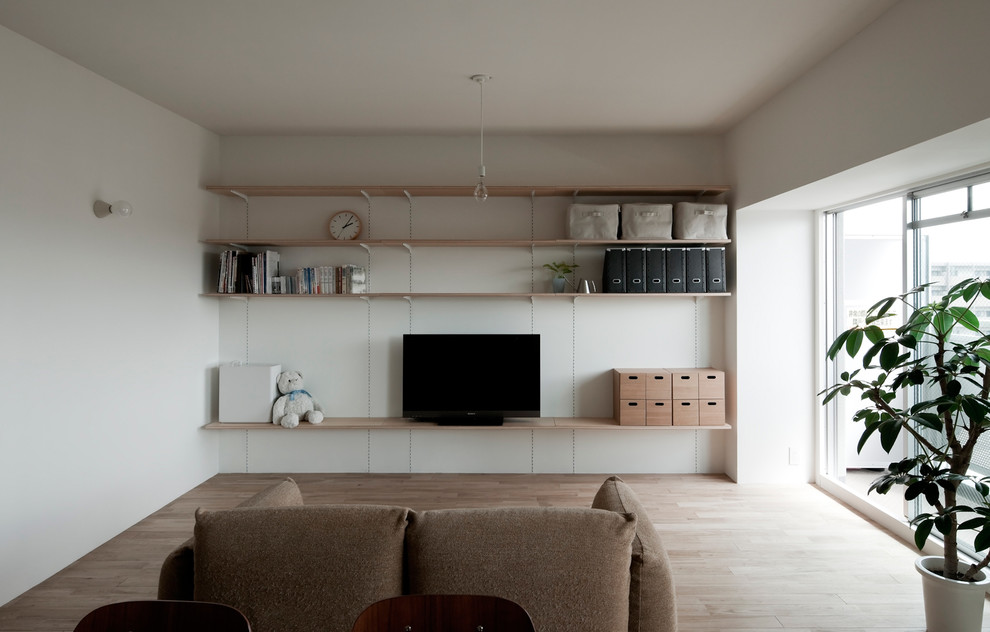 Kleines, Offenes Modernes Wohnzimmer ohne Kamin mit weißer Wandfarbe, braunem Holzboden, Multimediawand und braunem Boden in Kyoto