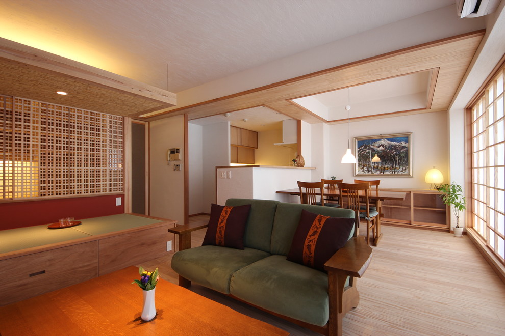 Offenes Asiatisches Wohnzimmer mit weißer Wandfarbe, hellem Holzboden und beigem Boden in Yokohama