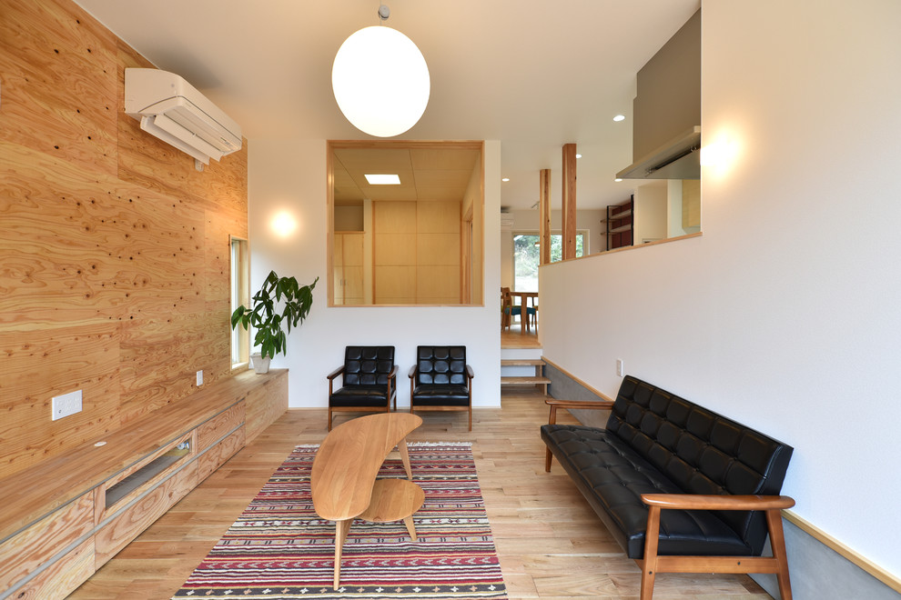 Foto de salón contemporáneo con paredes multicolor, suelo de madera en tonos medios y suelo marrón