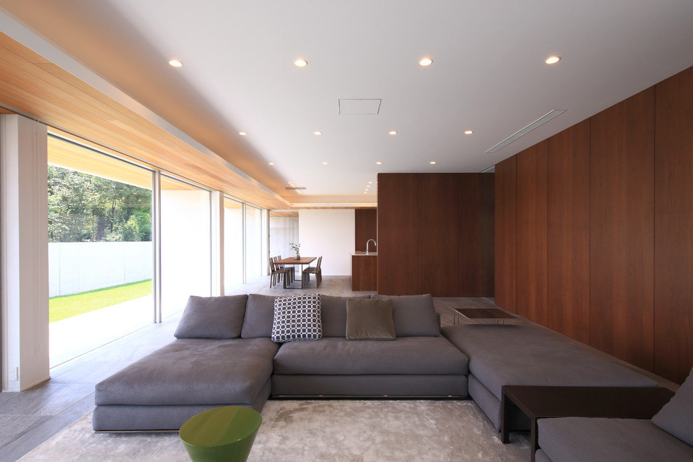 Imagen de salón minimalista con paredes marrones