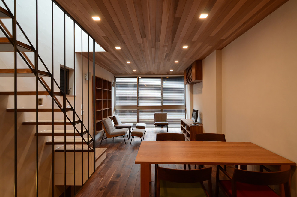 Ispirazione per un soggiorno minimal con pareti beige e pavimento in legno massello medio