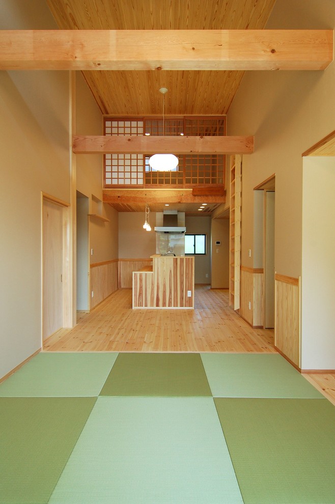 Idee per un soggiorno etnico aperto con pavimento in tatami e pavimento verde