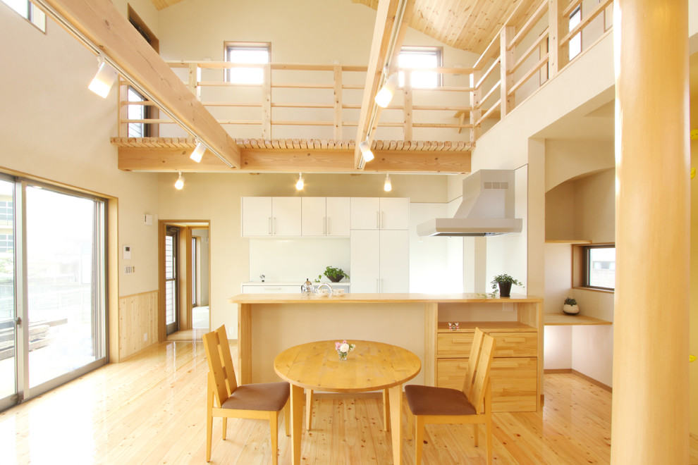 Imagen de salón de estilo zen con suelo de madera clara, suelo beige y paredes blancas