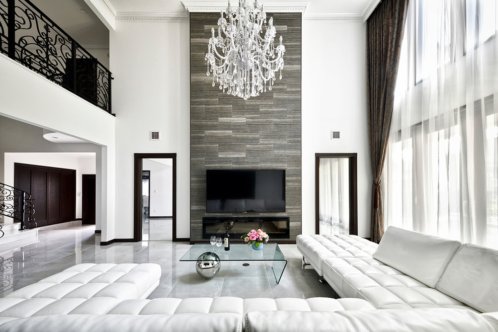 Esempio di un soggiorno tradizionale aperto con pareti bianche, TV a parete e pavimento grigio