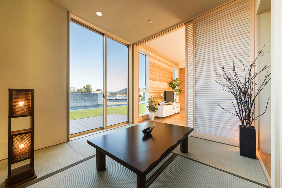 Idéer för vardagsrum, med beige väggar och tatamigolv