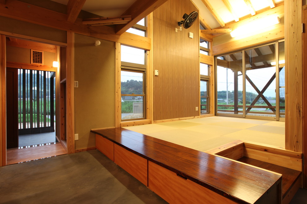 Aménagement d'un salon asiatique de taille moyenne et ouvert avec un mur marron, un sol de tatami, un téléviseur indépendant et un sol vert.