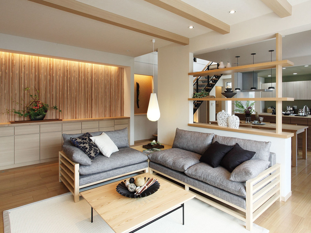 Idée de décoration pour un salon avec un mur blanc, un sol beige et un sol en contreplaqué.