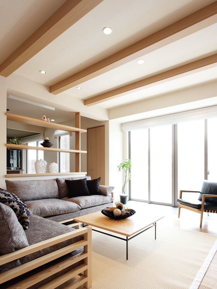 Foto di un soggiorno con pareti bianche, pavimento beige e pavimento in compensato