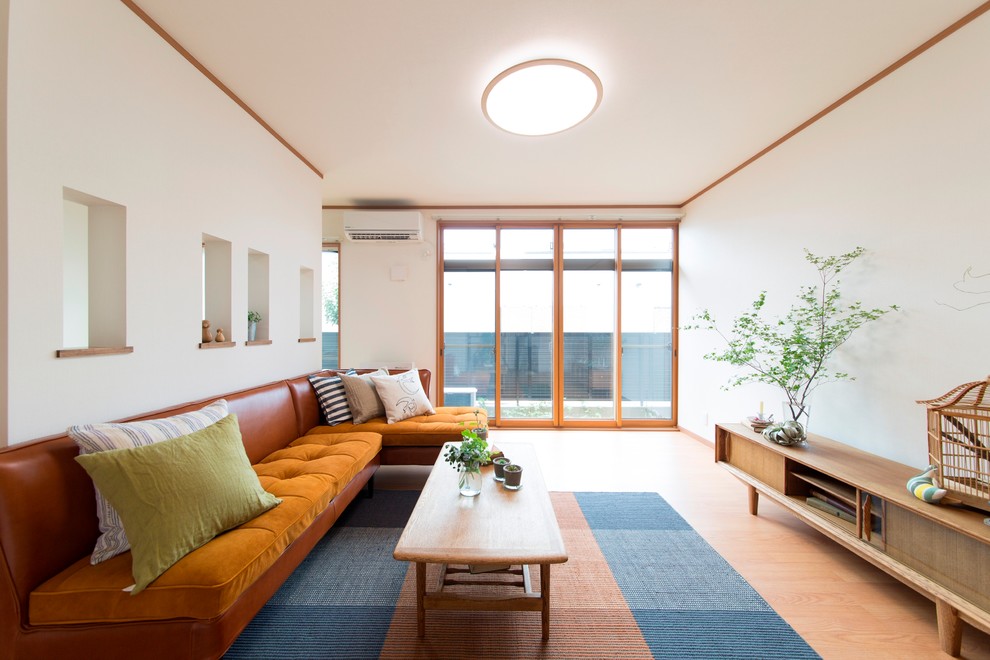 Идея дизайна: гостиная комната в современном стиле с белыми стенами и светлым паркетным полом без камина, телевизора