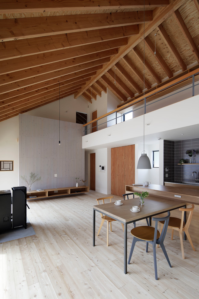 Nordisches Wohnzimmer mit weißer Wandfarbe, hellem Holzboden und beigem Boden in Sonstige