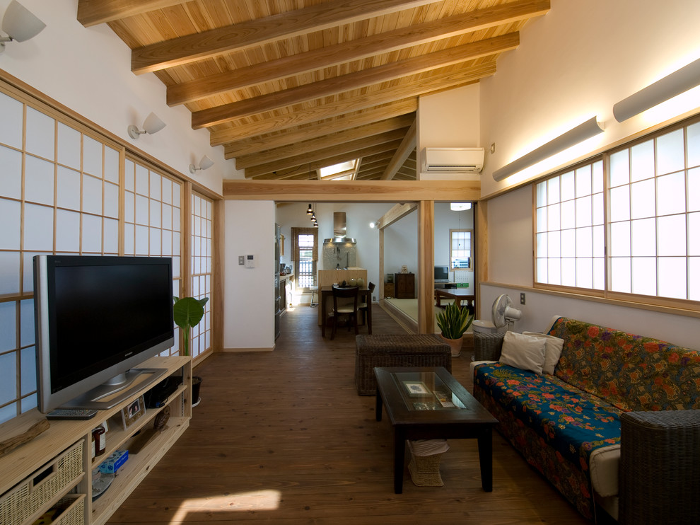 Inspiration for a world-inspired living room in Yokohama.