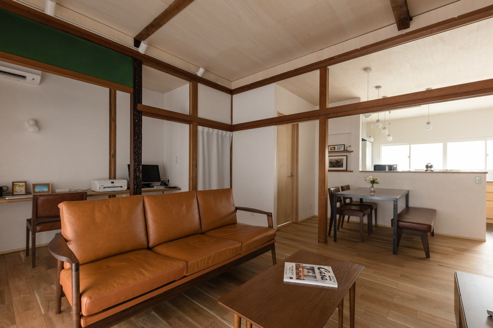 Imagen de salón abierto de estilo zen de tamaño medio sin chimenea con paredes blancas, suelo de madera en tonos medios y televisor independiente