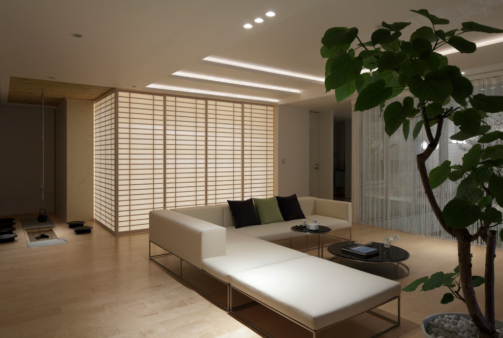 Свежая идея для дизайна: гостиная комната в стиле модернизм с тюлем на окнах - отличное фото интерьера