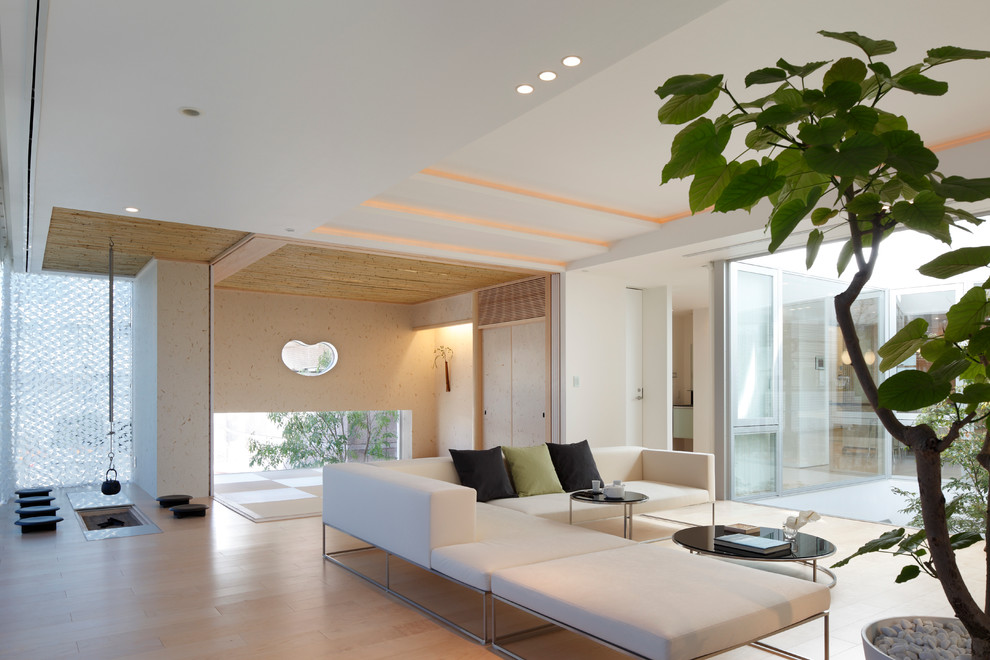 Großes, Offenes Modernes Wohnzimmer mit weißer Wandfarbe und hellem Holzboden in Tokio