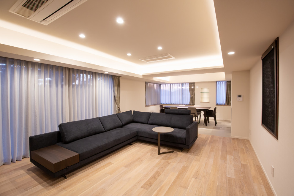 Ejemplo de salón minimalista grande con suelo de contrachapado