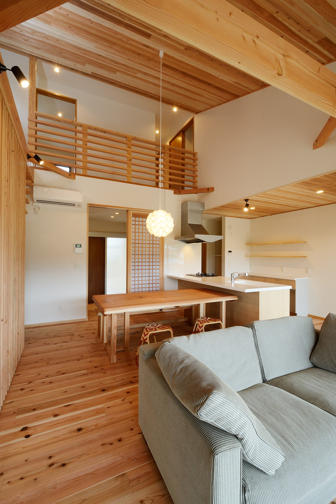 Cette image montre un grand salon nordique ouvert avec aucun téléviseur, un mur blanc, un sol en bois brun, un poêle à bois, un manteau de cheminée en carrelage, un sol beige, un plafond en bois et du papier peint.
