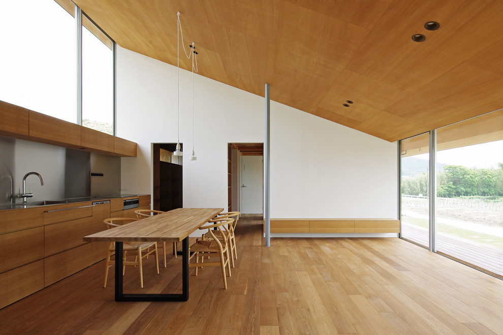 Ejemplo de salón de estilo zen con paredes blancas, suelo de madera en tonos medios y suelo marrón