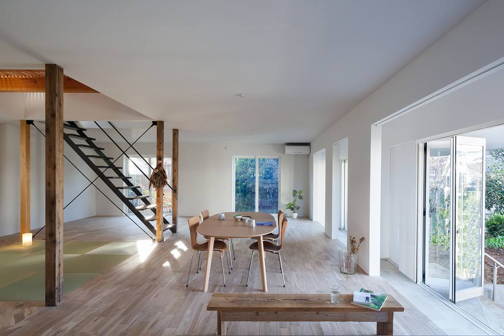 Ejemplo de salón abierto nórdico con suelo de madera clara