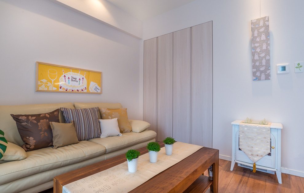Diseño de salón abierto escandinavo de tamaño medio sin chimenea con paredes blancas, suelo de contrachapado, televisor colgado en la pared y suelo marrón