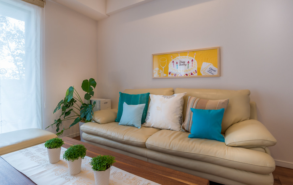 Idee per un soggiorno boho chic di medie dimensioni e aperto con pareti bianche, pavimento in compensato, nessun camino, TV a parete e pavimento marrone