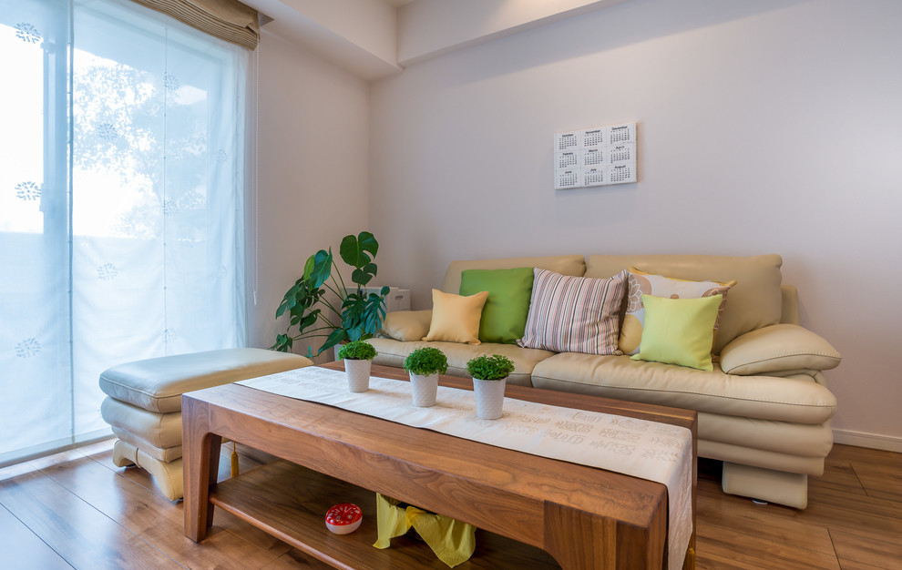 Mittelgroßes, Offenes Stilmix Wohnzimmer ohne Kamin mit weißer Wandfarbe, Sperrholzboden, TV-Wand und braunem Boden in Sonstige